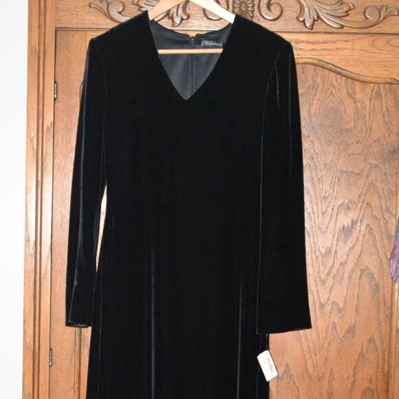 NWT Tahari Long Sleeve V-Neck Velvet Gown BLACK Neiman Marcus SIZE 4 - Picture 1 of 8